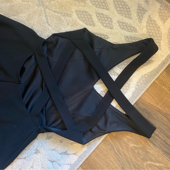 Elegant Black Sleeveless Dress - Picture 4 of 4